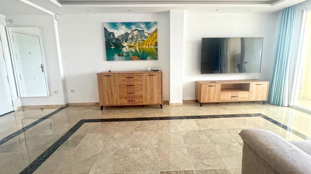FOR SALE 🏡 Refurbished Three-Bedroom Apartment in a Beachfront Complex with Sea Views – Marbella Centre 🇪🇸
