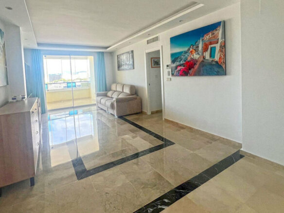 FOR SALE 🏡 Refurbished Three-Bedroom Apartment in a Beachfront Complex with Sea Views – Marbella Centre 🇪🇸