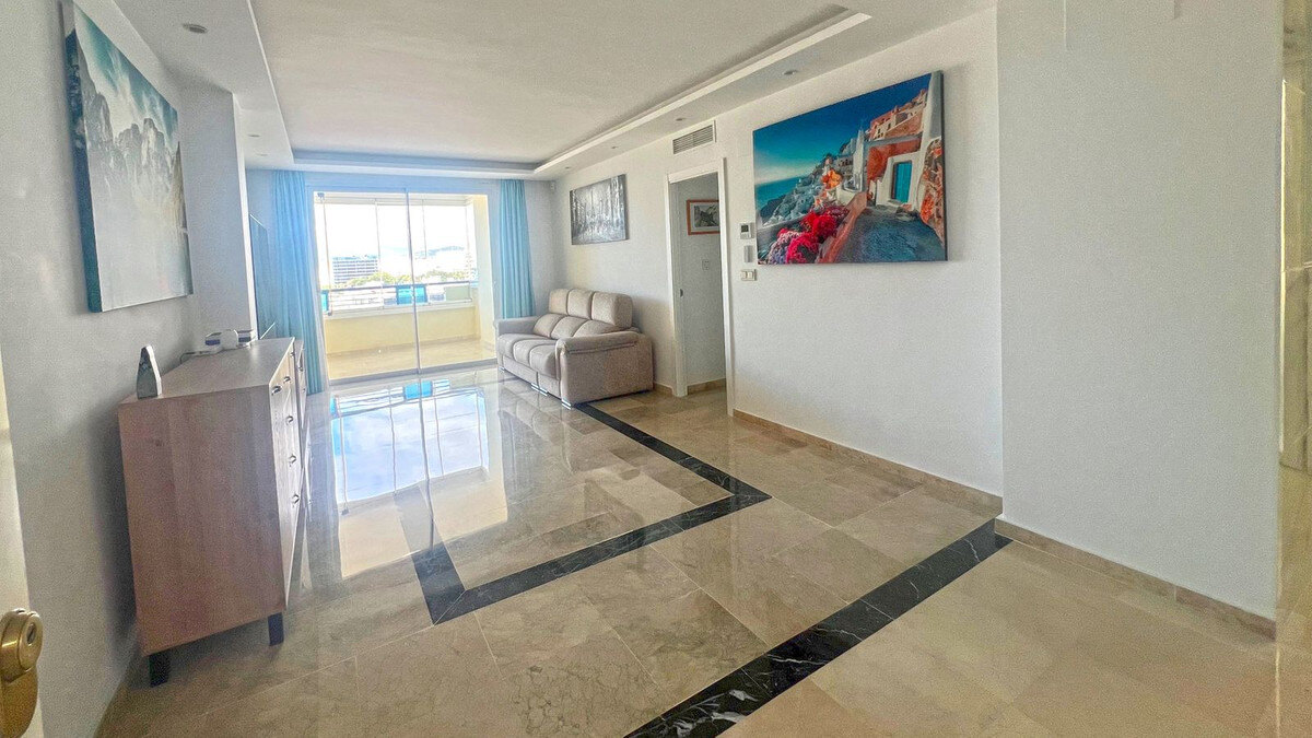 FOR SALE 🏡 Refurbished Three-Bedroom Apartment in a Beachfront Complex with Sea Views – Marbella Centre 🇪🇸