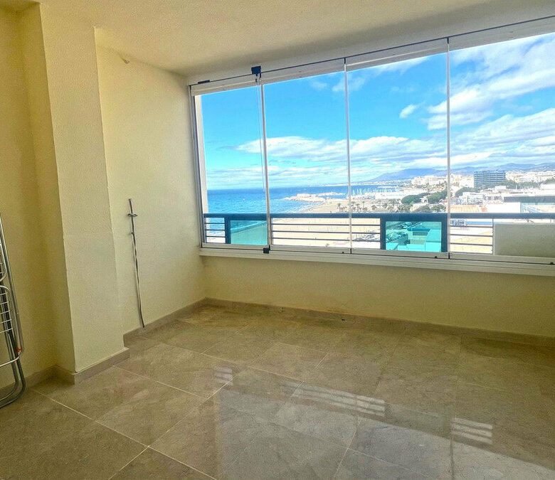 FOR SALE 🏡 Refurbished Three-Bedroom Apartment in a Beachfront Complex with Sea Views – Marbella Centre 🇪🇸