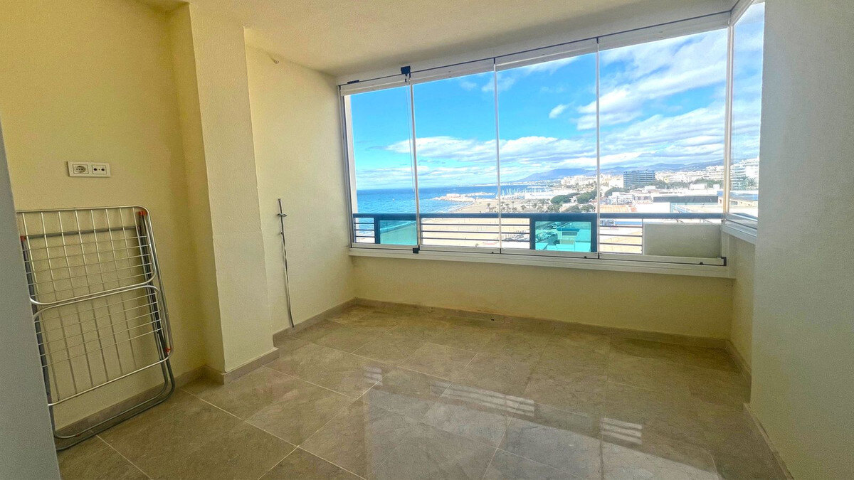 FOR SALE 🏡 Refurbished Three-Bedroom Apartment in a Beachfront Complex with Sea Views – Marbella Centre 🇪🇸
