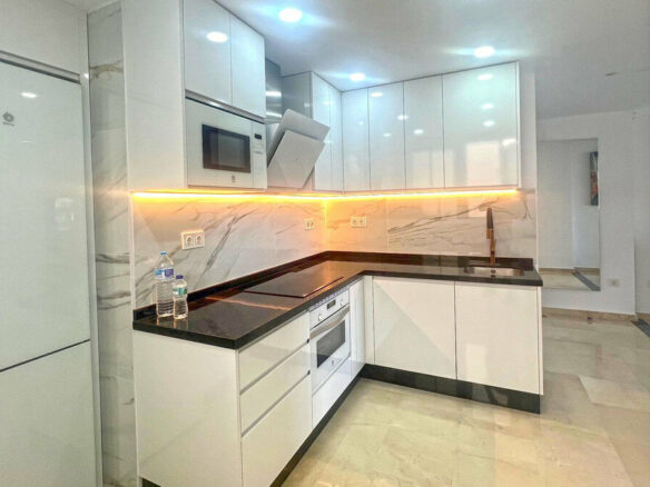 FOR SALE 🏡 Refurbished Three-Bedroom Apartment in a Beachfront Complex with Sea Views – Marbella Centre 🇪🇸