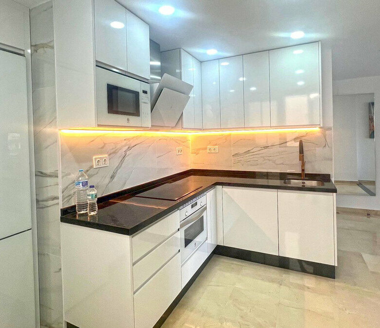 FOR SALE 🏡 Refurbished Three-Bedroom Apartment in a Beachfront Complex with Sea Views – Marbella Centre 🇪🇸