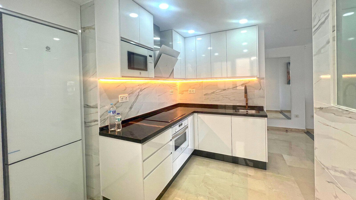 FOR SALE 🏡 Refurbished Three-Bedroom Apartment in a Beachfront Complex with Sea Views – Marbella Centre 🇪🇸