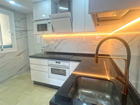 FOR SALE 🏡 Refurbished Three-Bedroom Apartment in a Beachfront Complex with Sea Views – Marbella Centre 🇪🇸
