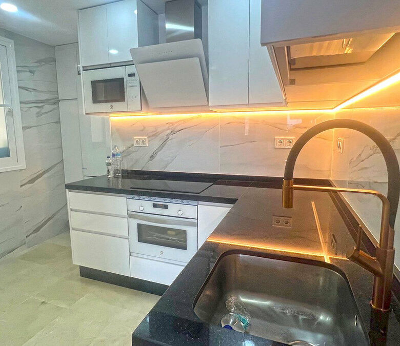 FOR SALE 🏡 Refurbished Three-Bedroom Apartment in a Beachfront Complex with Sea Views – Marbella Centre 🇪🇸