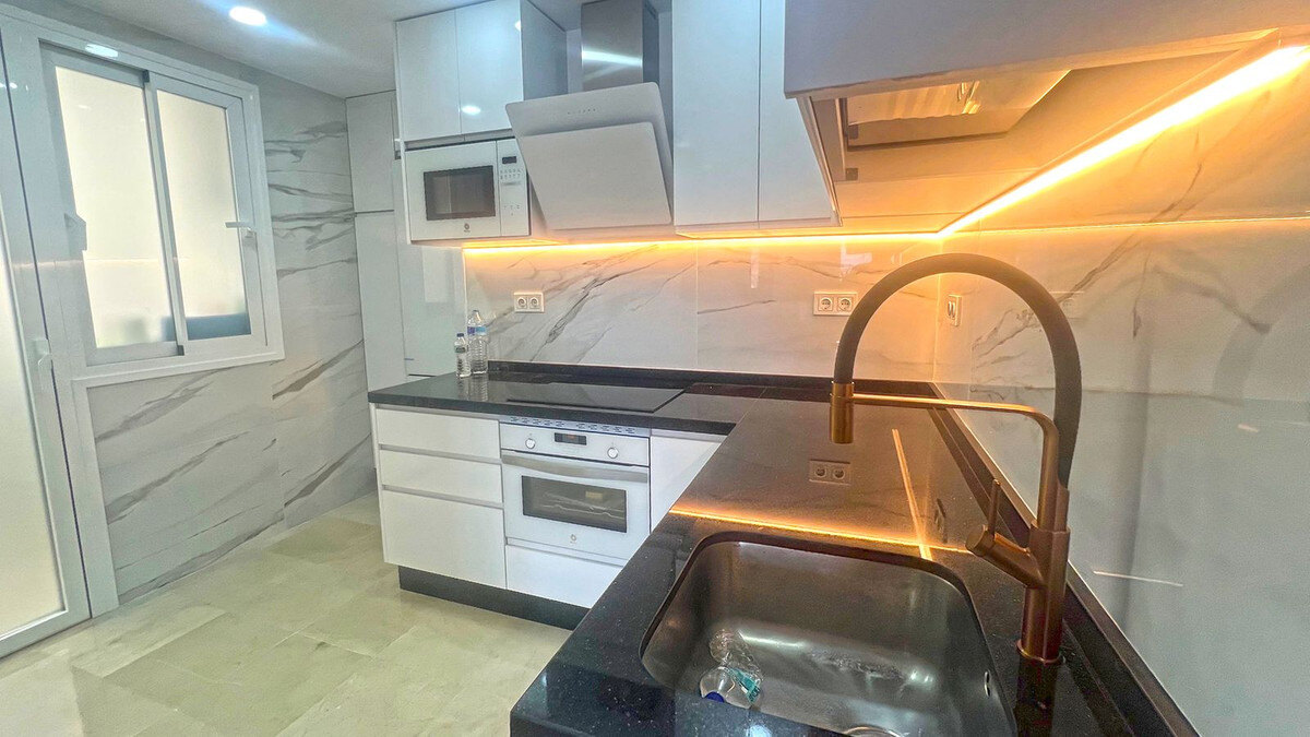 FOR SALE 🏡 Refurbished Three-Bedroom Apartment in a Beachfront Complex with Sea Views – Marbella Centre 🇪🇸