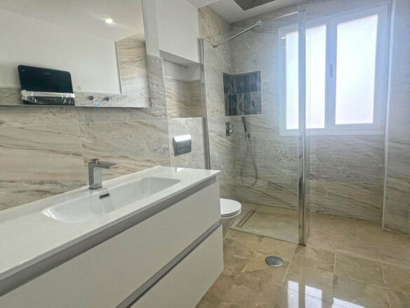 FOR SALE 🏡 Refurbished Three-Bedroom Apartment in a Beachfront Complex with Sea Views – Marbella Centre 🇪🇸