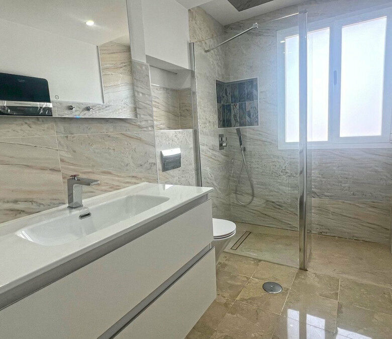FOR SALE 🏡 Refurbished Three-Bedroom Apartment in a Beachfront Complex with Sea Views – Marbella Centre 🇪🇸