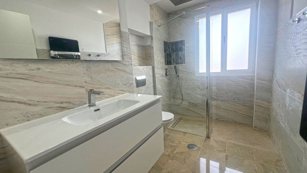 FOR SALE 🏡 Refurbished Three-Bedroom Apartment in a Beachfront Complex with Sea Views – Marbella Centre 🇪🇸