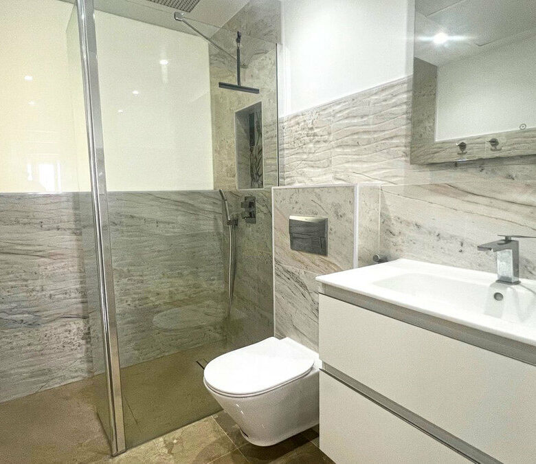 FOR SALE 🏡 Refurbished Three-Bedroom Apartment in a Beachfront Complex with Sea Views – Marbella Centre 🇪🇸