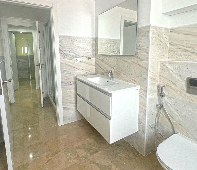 FOR SALE 🏡 Refurbished Three-Bedroom Apartment in a Beachfront Complex with Sea Views – Marbella Centre 🇪🇸