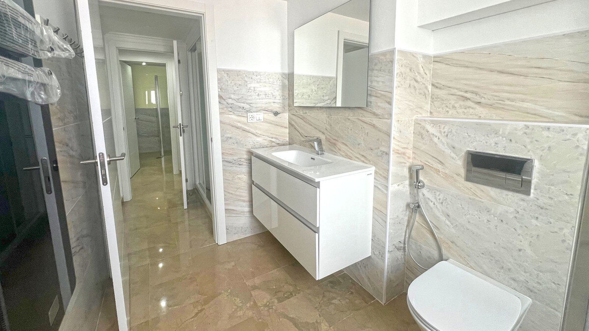 FOR SALE 🏡 Refurbished Three-Bedroom Apartment in a Beachfront Complex with Sea Views – Marbella Centre 🇪🇸