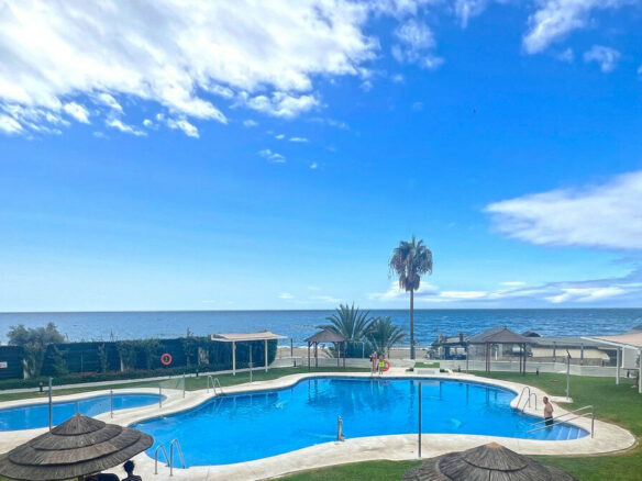 FOR SALE 🏡 Refurbished Three-Bedroom Apartment in a Beachfront Complex with Sea Views – Marbella Centre 🇪🇸