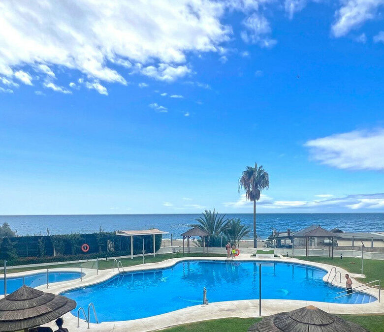FOR SALE 🏡 Refurbished Three-Bedroom Apartment in a Beachfront Complex with Sea Views – Marbella Centre 🇪🇸