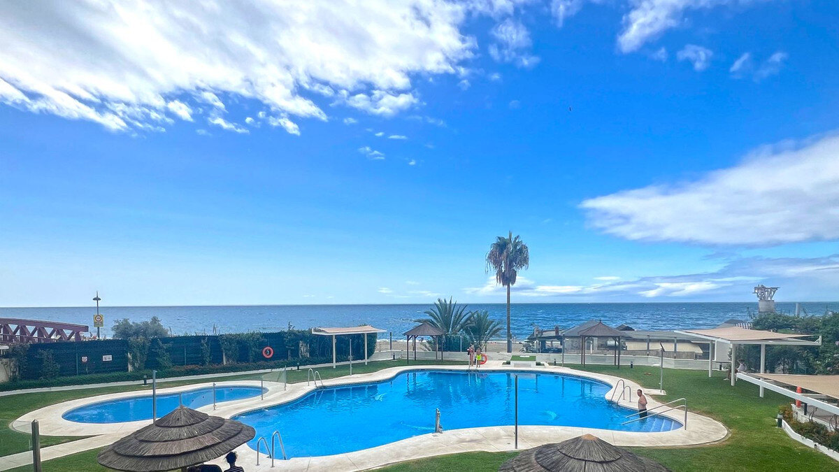 FOR SALE 🏡 Refurbished Three-Bedroom Apartment in a Beachfront Complex with Sea Views – Marbella Centre 🇪🇸