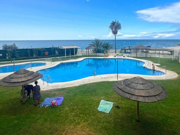 FOR SALE 🏡 Refurbished Three-Bedroom Apartment in a Beachfront Complex with Sea Views – Marbella Centre 🇪🇸