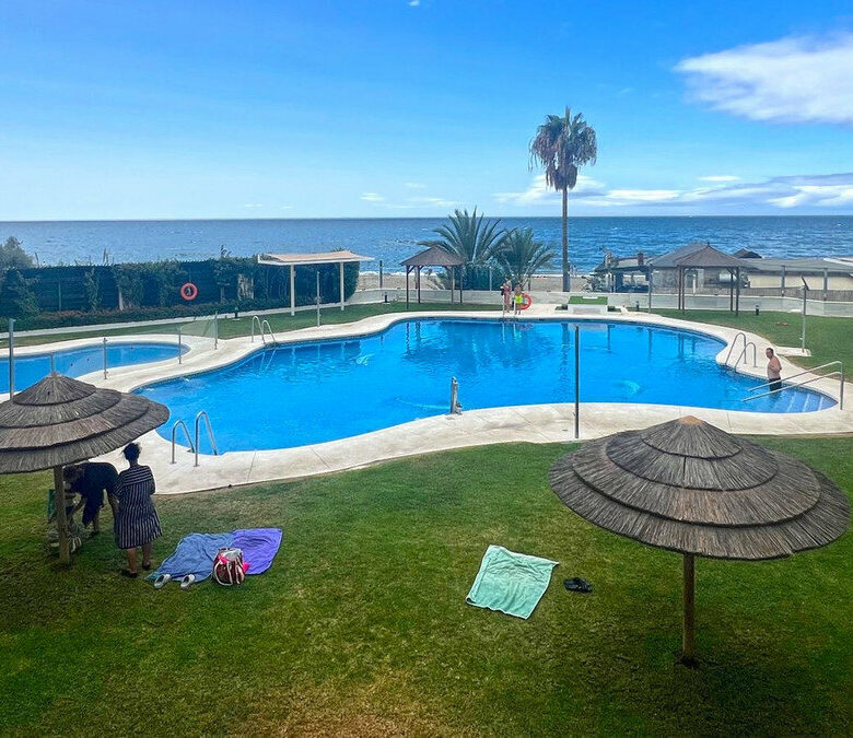 FOR SALE 🏡 Refurbished Three-Bedroom Apartment in a Beachfront Complex with Sea Views – Marbella Centre 🇪🇸