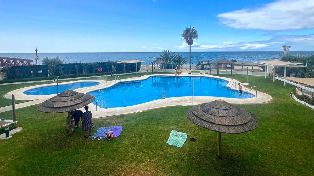 FOR SALE 🏡 Refurbished Three-Bedroom Apartment in a Beachfront Complex with Sea Views – Marbella Centre 🇪🇸