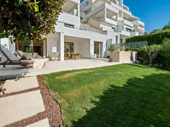 FOR SALE 🏡 Renovated Four-Bedroom Garden Duplex with Outdoor Kitchen, Frontline Golf – Los Naranjos, Nueva Andalucía 🇪🇸