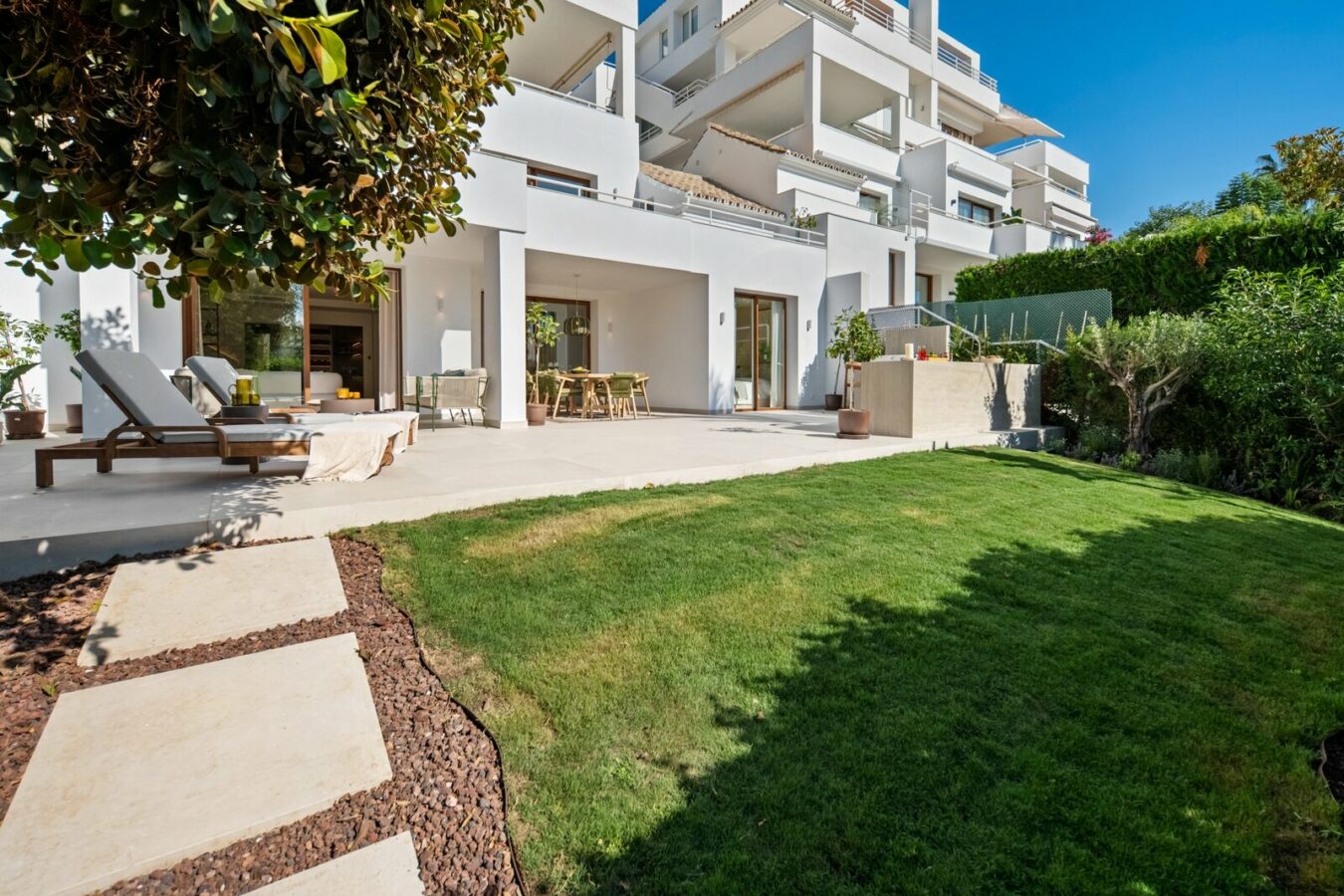 FOR SALE 🏡 Renovated Four-Bedroom Garden Duplex with Outdoor Kitchen, Frontline Golf – Los Naranjos, Nueva Andalucía 🇪🇸