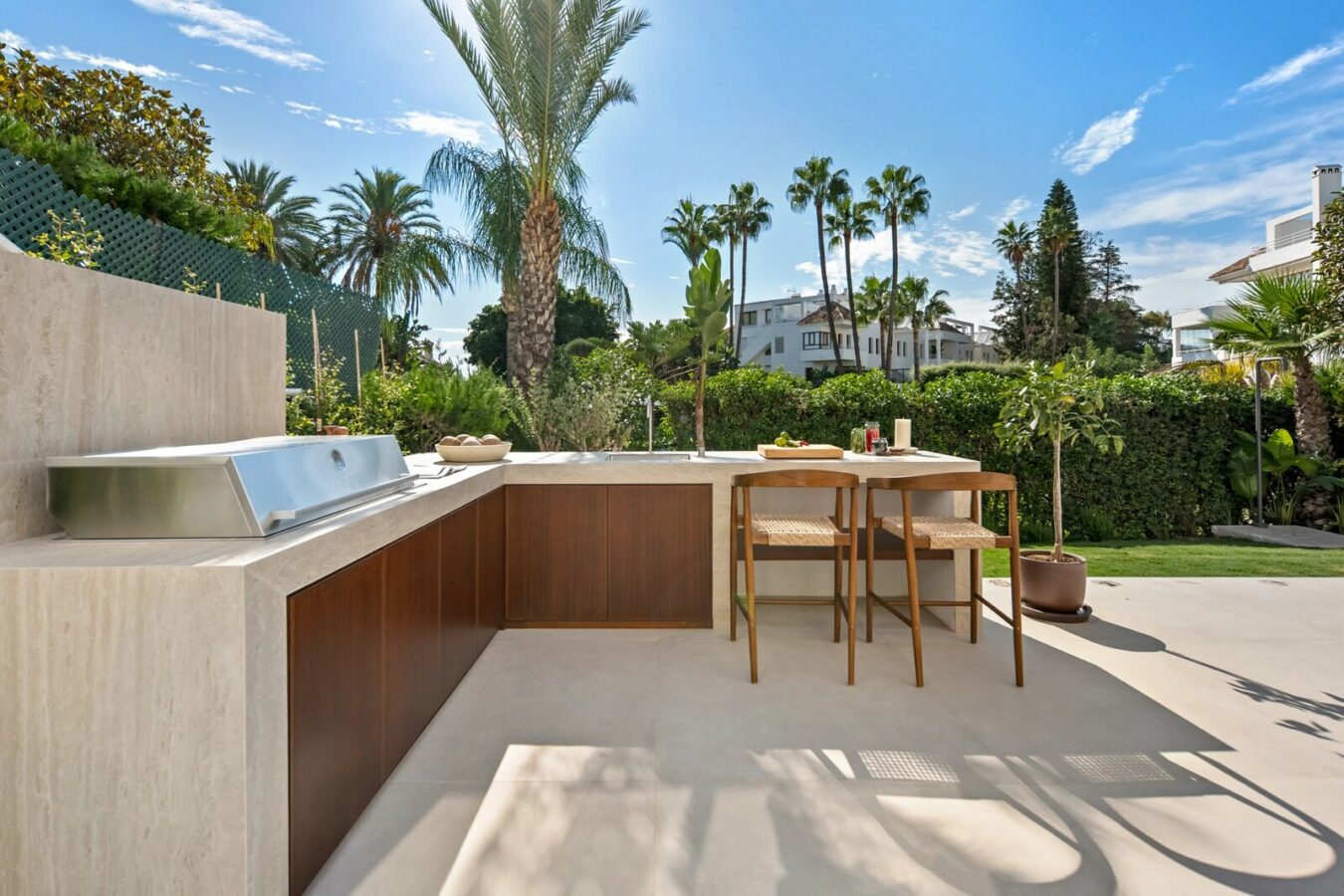 FOR SALE 🏡 Renovated Four-Bedroom Garden Duplex with Outdoor Kitchen, Frontline Golf – Los Naranjos, Nueva Andalucía 🇪🇸