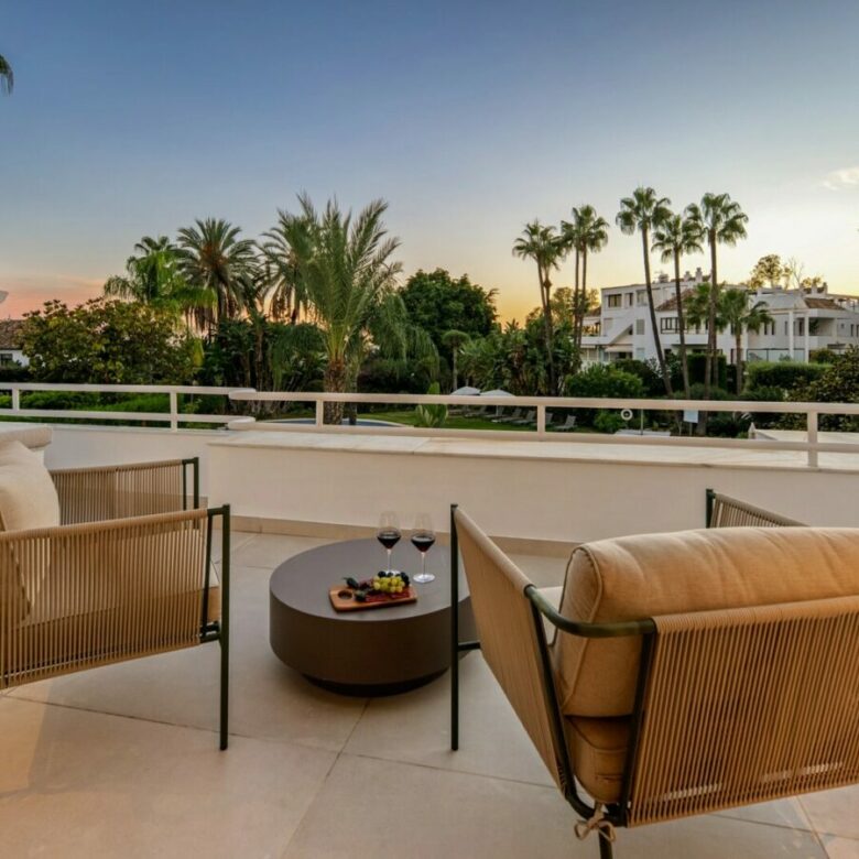 FOR SALE 🏡 Renovated Four-Bedroom Garden Duplex with Outdoor Kitchen, Frontline Golf – Los Naranjos, Nueva Andalucía 🇪🇸