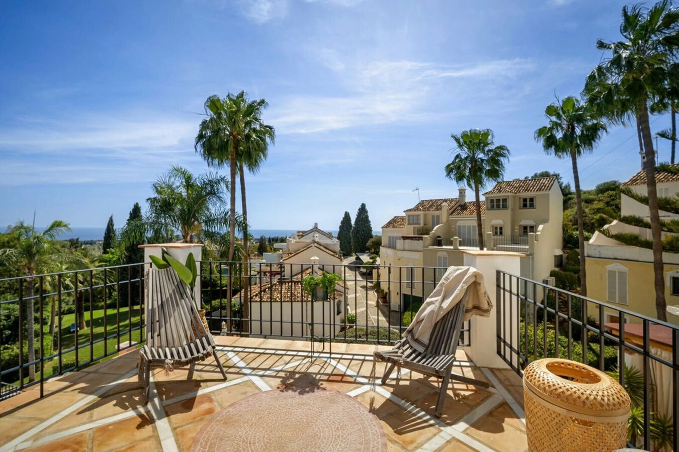 FOR SALE 🏡 Renovated Four-Bedroom Townhouse with Sea Views and Sauna in a Gated Community – Golden Mile, Marbella 🇪🇸