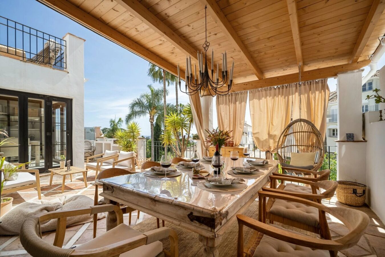 FOR SALE 🏡 Renovated Four-Bedroom Townhouse with Sea Views and Sauna in a Gated Community – Golden Mile, Marbella 🇪🇸