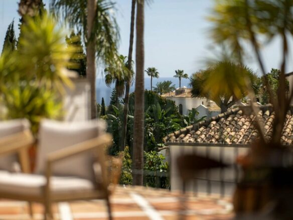 FOR SALE 🏡 Renovated Four-Bedroom Townhouse with Sea Views and Sauna in a Gated Community – Golden Mile, Marbella 🇪🇸