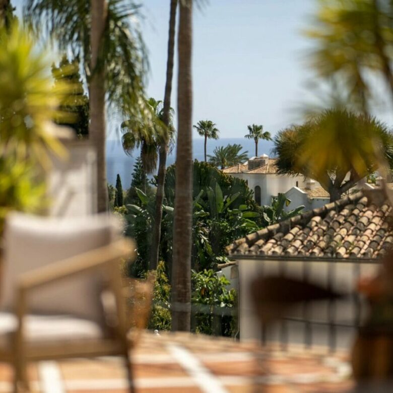 FOR SALE 🏡 Renovated Four-Bedroom Townhouse with Sea Views and Sauna in a Gated Community – Golden Mile, Marbella 🇪🇸
