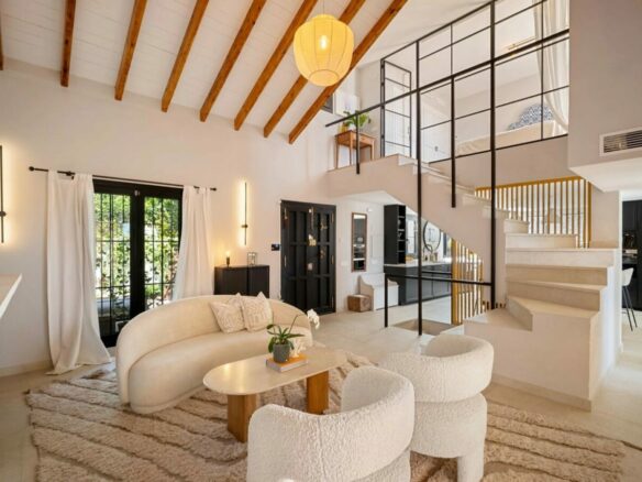FOR SALE 🏡 Renovated Four-Bedroom Townhouse with Sea Views and Sauna in a Gated Community – Golden Mile, Marbella 🇪🇸