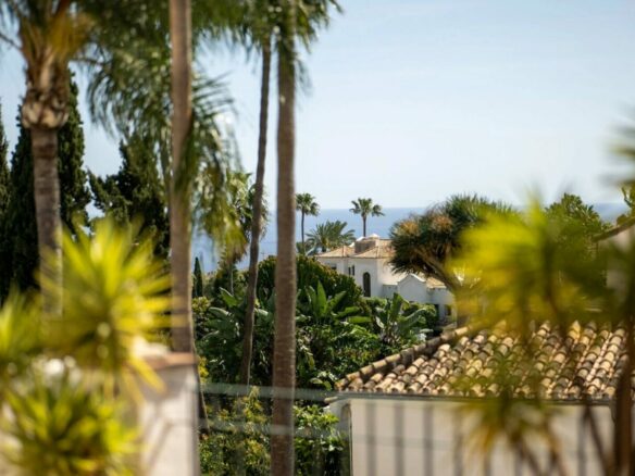 FOR SALE 🏡 Renovated Four-Bedroom Townhouse with Sea Views and Sauna in a Gated Community – Golden Mile, Marbella 🇪🇸