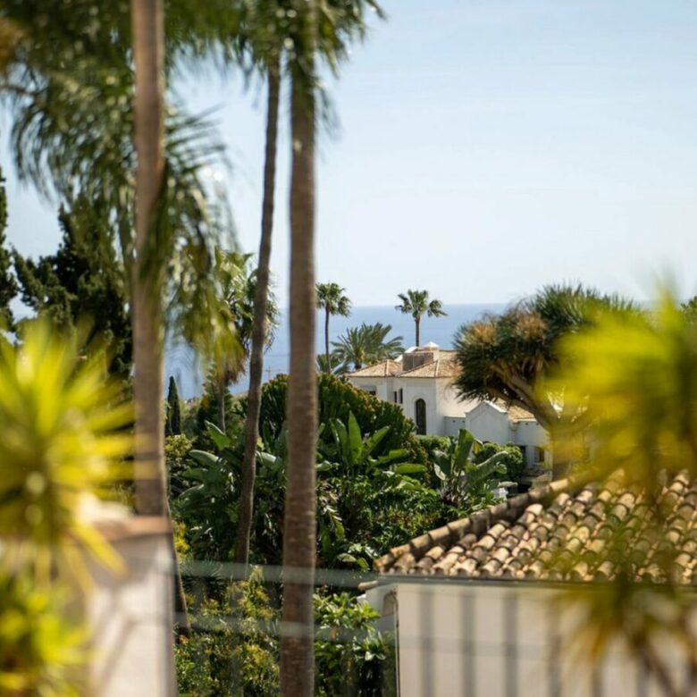FOR SALE 🏡 Renovated Four-Bedroom Townhouse with Sea Views and Sauna in a Gated Community – Golden Mile, Marbella 🇪🇸