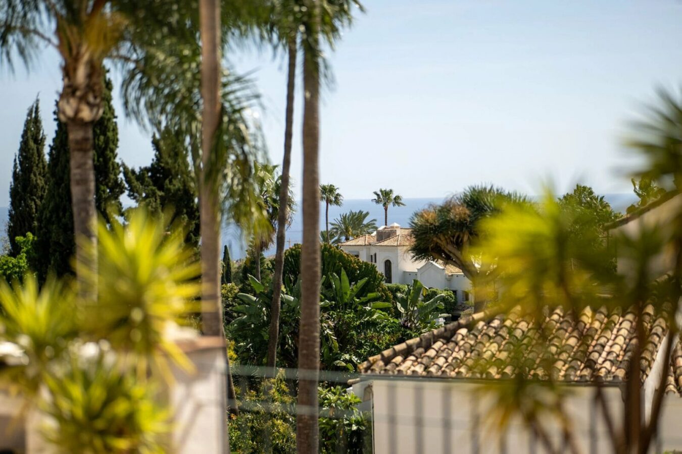 FOR SALE 🏡 Renovated Four-Bedroom Townhouse with Sea Views and Sauna in a Gated Community – Golden Mile, Marbella 🇪🇸