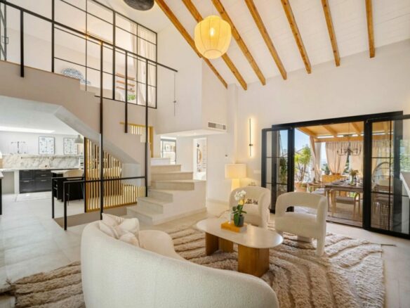 FOR SALE 🏡 Renovated Four-Bedroom Townhouse with Sea Views and Sauna in a Gated Community – Golden Mile, Marbella 🇪🇸