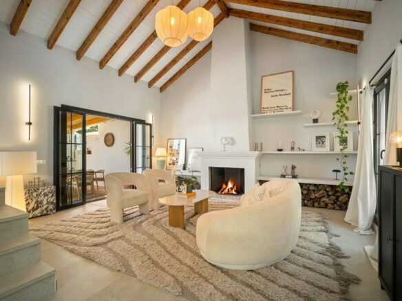 FOR SALE 🏡 Renovated Four-Bedroom Townhouse with Sea Views and Sauna in a Gated Community – Golden Mile, Marbella 🇪🇸