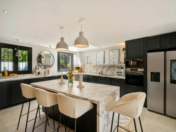 FOR SALE 🏡 Renovated Four-Bedroom Townhouse with Sea Views and Sauna in a Gated Community – Golden Mile, Marbella 🇪🇸
