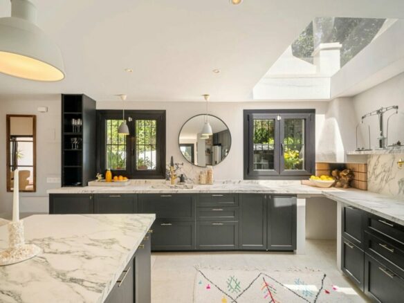 FOR SALE 🏡 Renovated Four-Bedroom Townhouse with Sea Views and Sauna in a Gated Community – Golden Mile, Marbella 🇪🇸