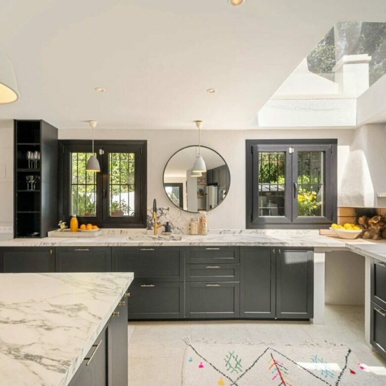 FOR SALE 🏡 Renovated Four-Bedroom Townhouse with Sea Views and Sauna in a Gated Community – Golden Mile, Marbella 🇪🇸