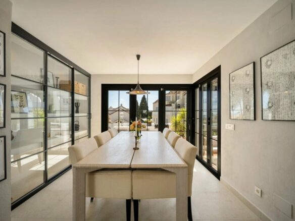 FOR SALE 🏡 Renovated Four-Bedroom Townhouse with Sea Views and Sauna in a Gated Community – Golden Mile, Marbella 🇪🇸