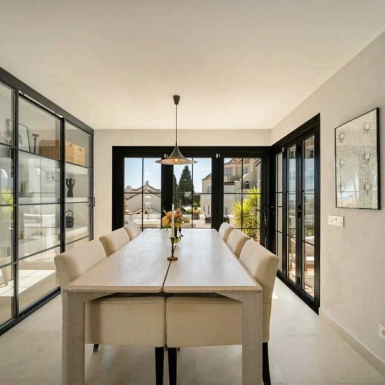 FOR SALE 🏡 Renovated Four-Bedroom Townhouse with Sea Views and Sauna in a Gated Community – Golden Mile, Marbella 🇪🇸