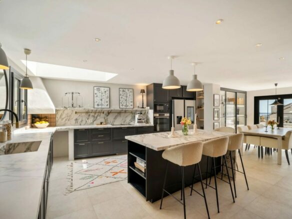 FOR SALE 🏡 Renovated Four-Bedroom Townhouse with Sea Views and Sauna in a Gated Community – Golden Mile, Marbella 🇪🇸