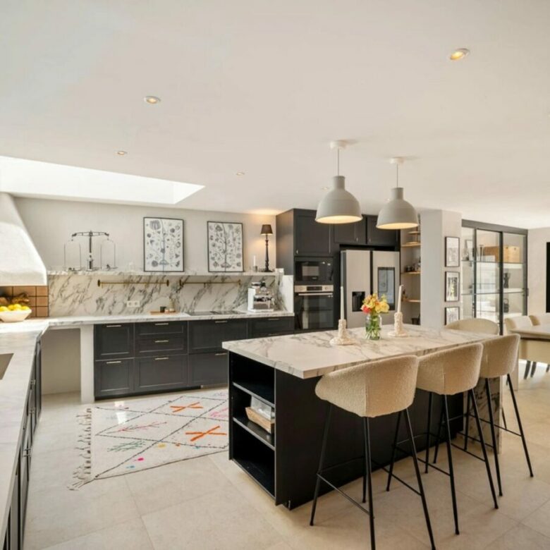 FOR SALE 🏡 Renovated Four-Bedroom Townhouse with Sea Views and Sauna in a Gated Community – Golden Mile, Marbella 🇪🇸