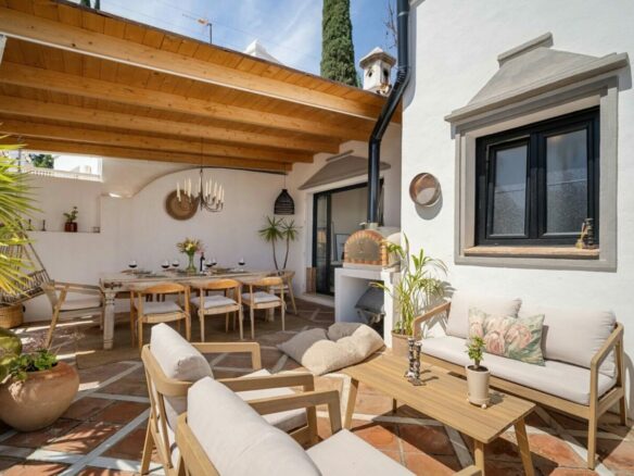 FOR SALE 🏡 Renovated Four-Bedroom Townhouse with Sea Views and Sauna in a Gated Community – Golden Mile, Marbella 🇪🇸