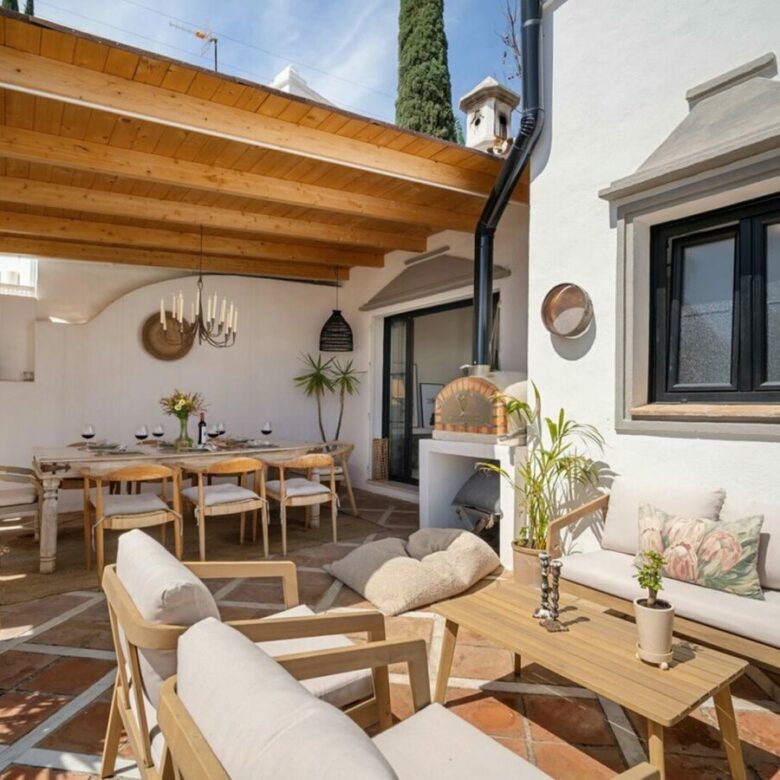FOR SALE 🏡 Renovated Four-Bedroom Townhouse with Sea Views and Sauna in a Gated Community – Golden Mile, Marbella 🇪🇸