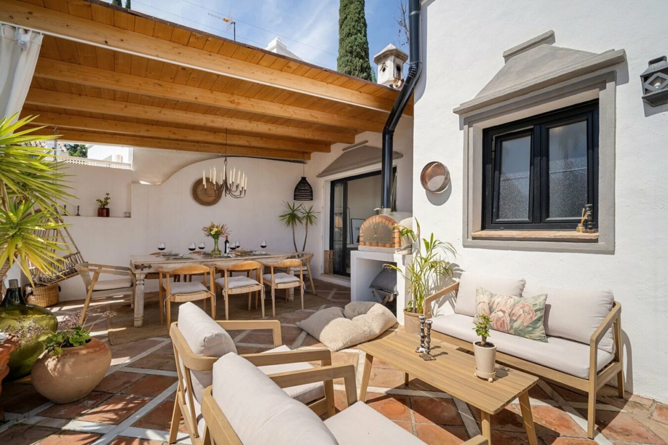 FOR SALE 🏡 Renovated Four-Bedroom Townhouse with Sea Views and Sauna in a Gated Community – Golden Mile, Marbella 🇪🇸