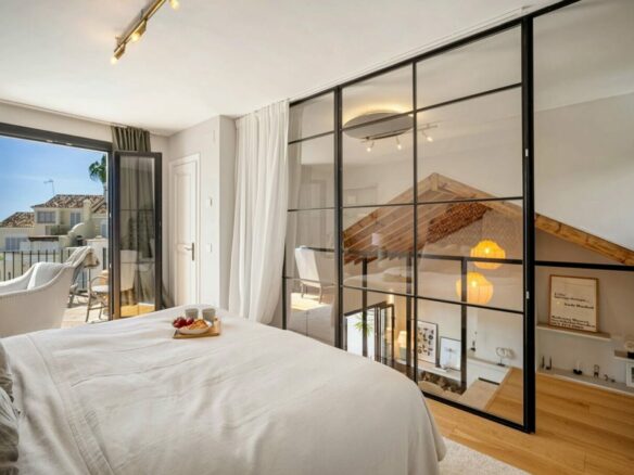 FOR SALE 🏡 Renovated Four-Bedroom Townhouse with Sea Views and Sauna in a Gated Community – Golden Mile, Marbella 🇪🇸