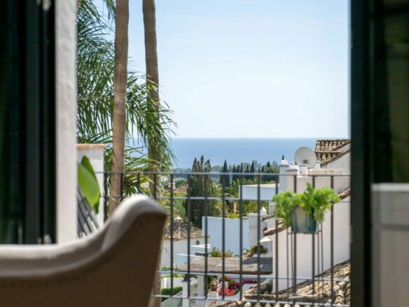 FOR SALE 🏡 Renovated Four-Bedroom Townhouse with Sea Views and Sauna in a Gated Community – Golden Mile, Marbella 🇪🇸