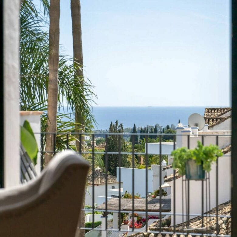 FOR SALE 🏡 Renovated Four-Bedroom Townhouse with Sea Views and Sauna in a Gated Community – Golden Mile, Marbella 🇪🇸
